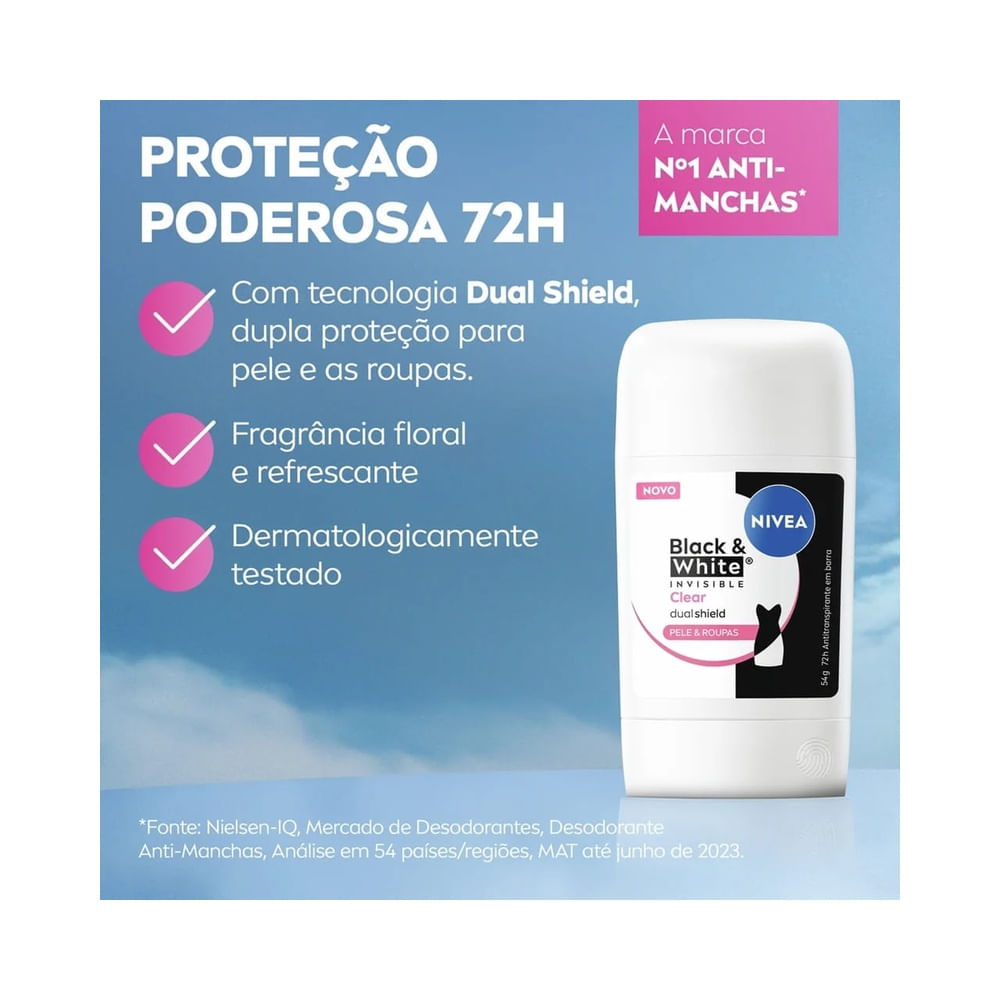 Desodorante stick Nivea Black & White em aplicação